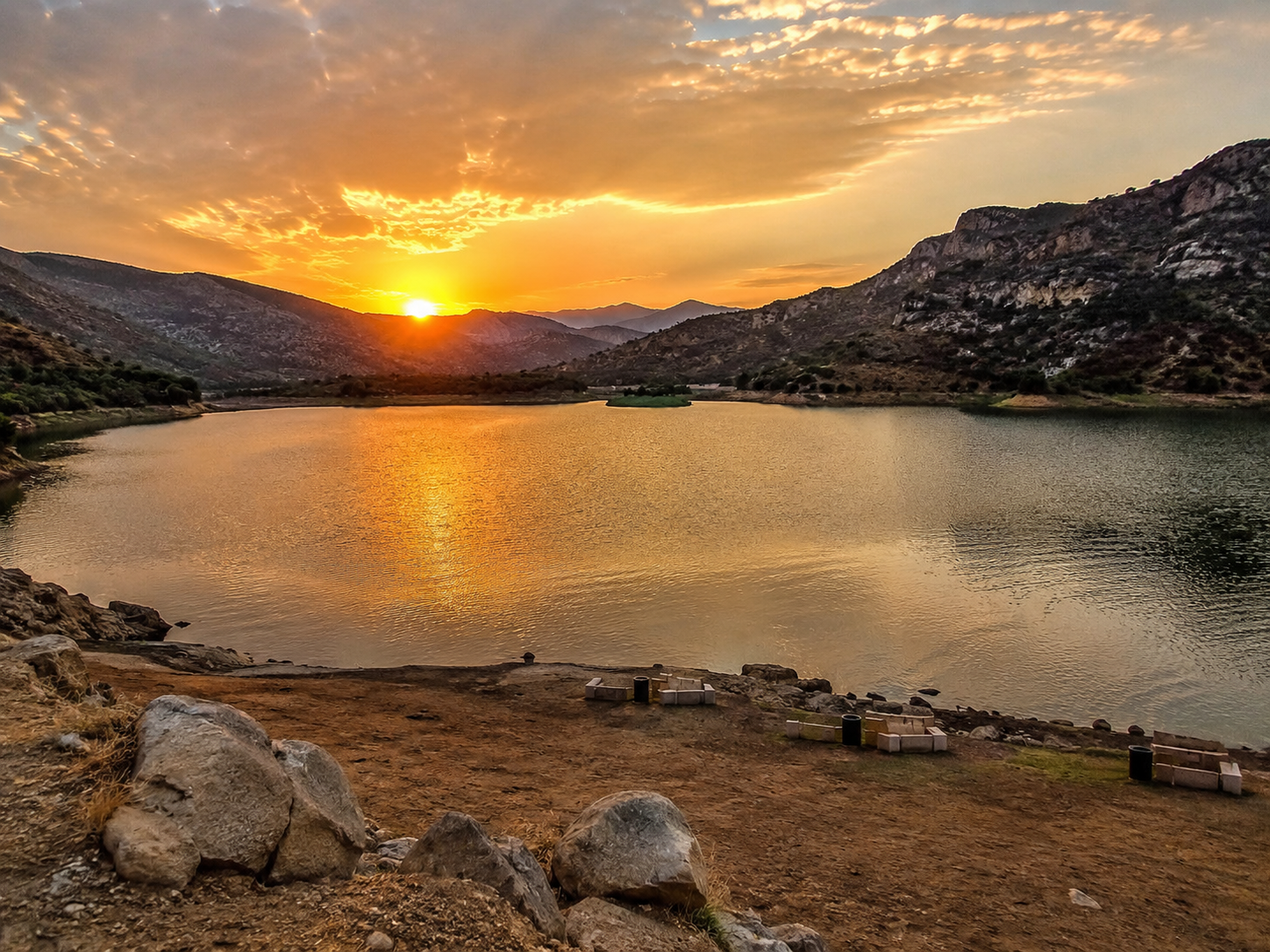 بحيرة العقيق في الباحة عند الغروب